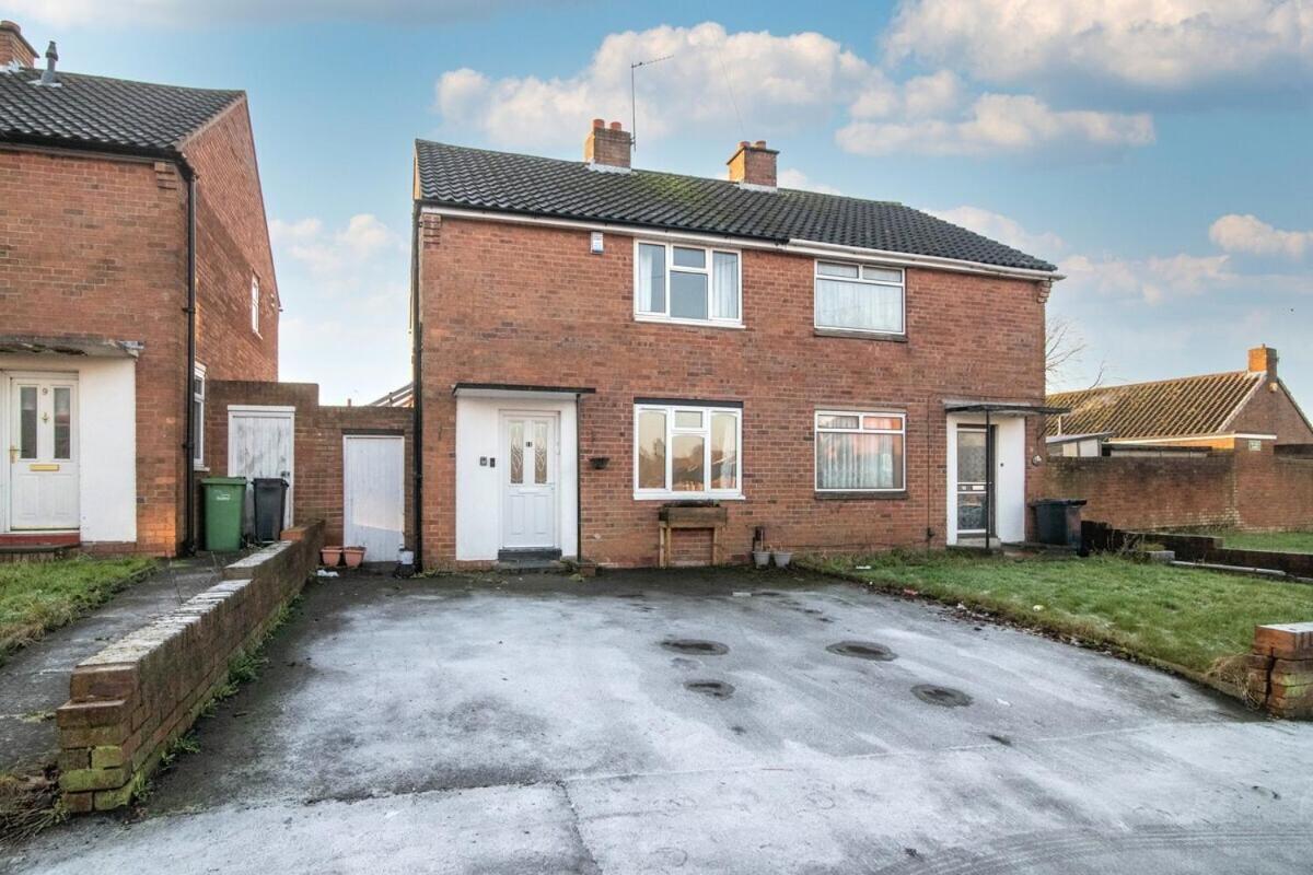 Spacious Two Bed House With Parking And Garden Dudley Exterior photo