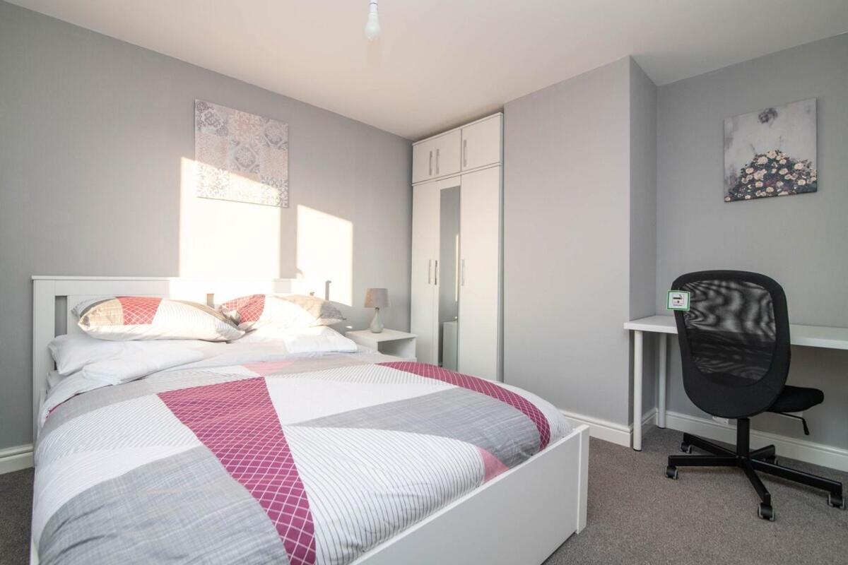 Spacious Two Bed House With Parking And Garden Dudley Exterior photo